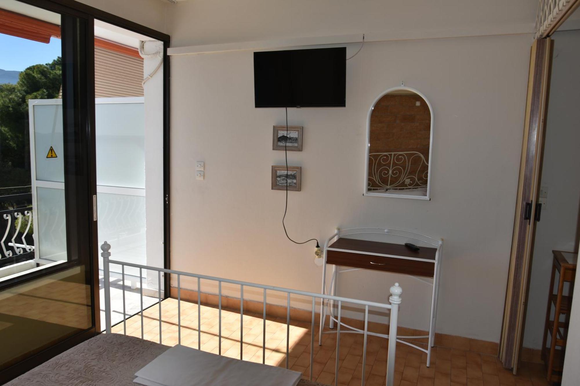 Lions 2 Studios&Apartments, Poros Island. Poros Town Exterior foto